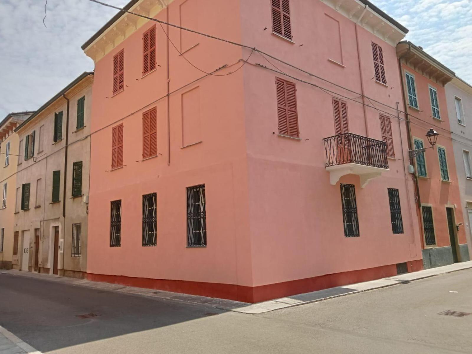 Fiore Apartments Fiorenzuola dʼArda Exteriör bild